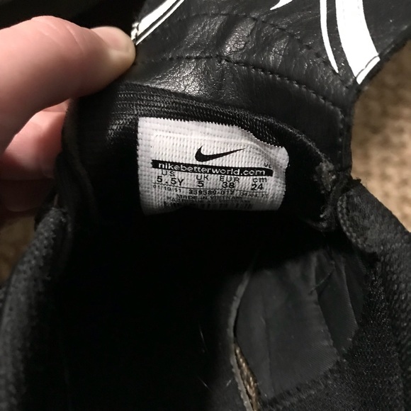 Nike Indoor Soccer Shoes - Picture 2 of 3